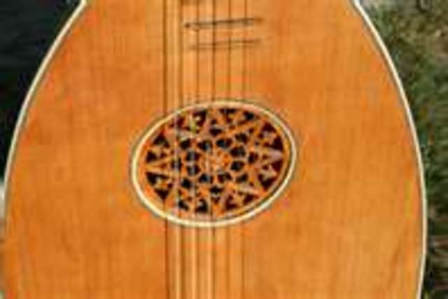 guitar form the late 1400 hunderd