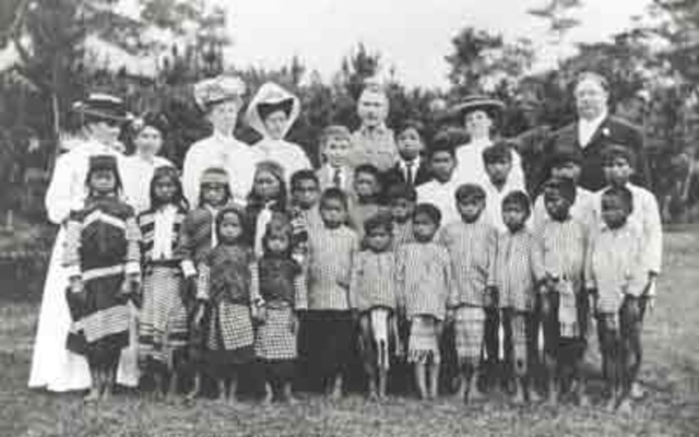 U.S. sets up school systems in the Philippines: Thomasites