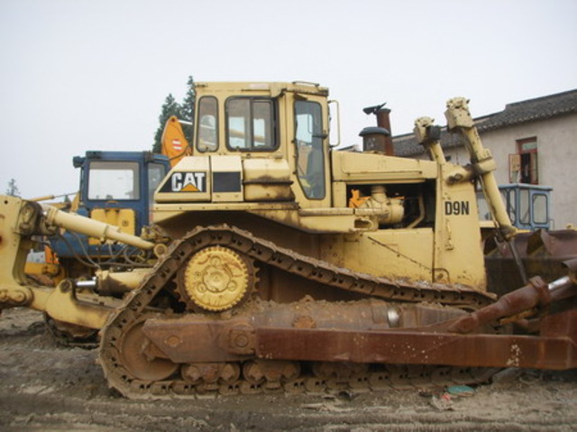 Bulldozer      Construction