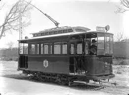 Primer tranvía eléctrico en Berlín por Werner von Siemens