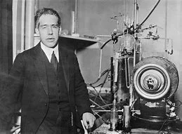 Niels Bohr "Primer Modelo Atómico"