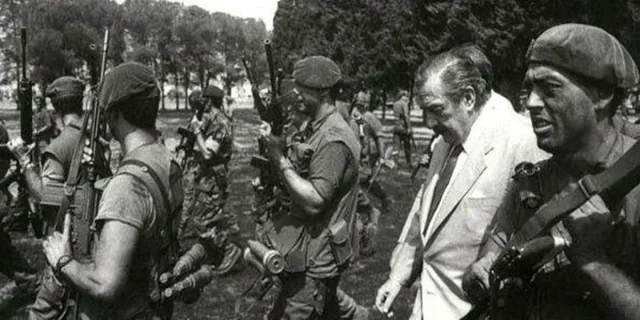 Raúl Alfonsín  va a Campo de mayo.