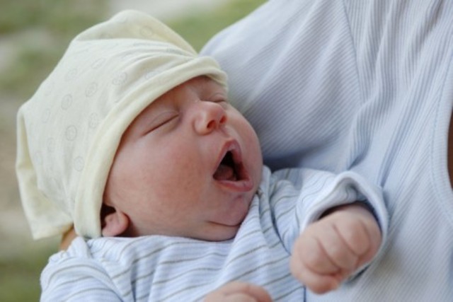 Brothers and sisters are as close as hands and feet.