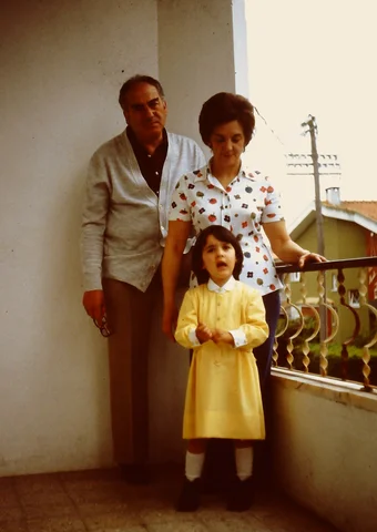 Raquel com avós na varanda da casa de Carcavelos
