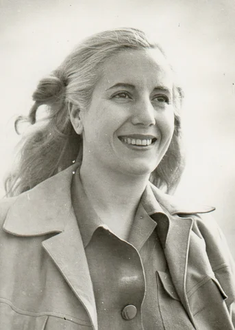 Eva is nominated as the Vice Presidential candidate for the 1951 elections, but she ultimately withdraws her candidacy.