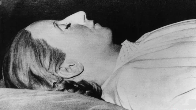 After the fall of Juan Perón's government in 1955, Eva's body faces a series of displacements and uncertainties. It is removed from public display and taken to a hidden location.