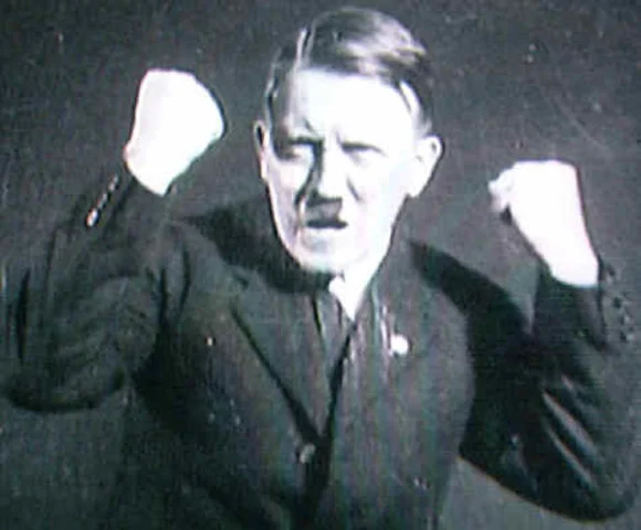 Hitler se autoproclama Fuhrer