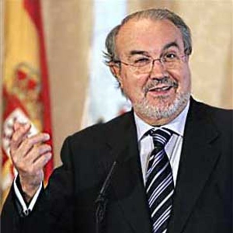 Solbes: "Basta pasear por los bares de Madrid para demostrar que hay pocas familias con dificultades". "Claro que hay familias con dificultades, pero tambien las hay sin dificultades". "La desaceleracion es saludable y natural"