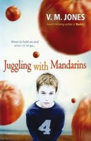 juggling with mandarines