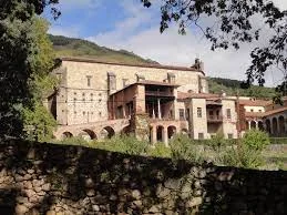 Abdicó y se retiró al Monasterio de Yuste