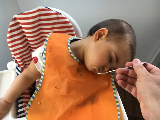 Laura dorme durante almoço 2019