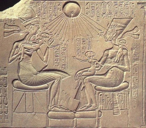 Rilievo con Akhenaton, Nefertiti e le figlie,