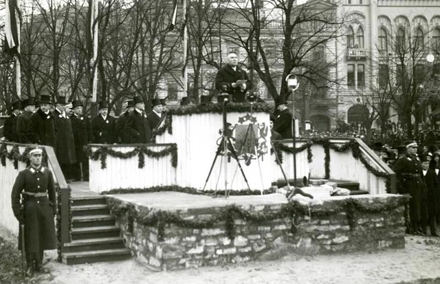 Piedalījies Brīvības pieminekļa celtniecības pamatakmens likšanas ceremonijā