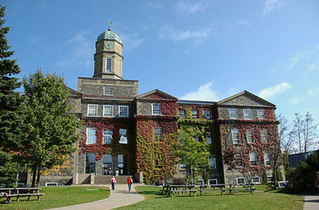 Munro donates to Dalhousie