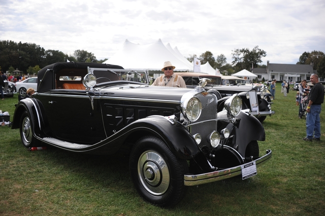 First single foot pedal operates 4-wheel brakes