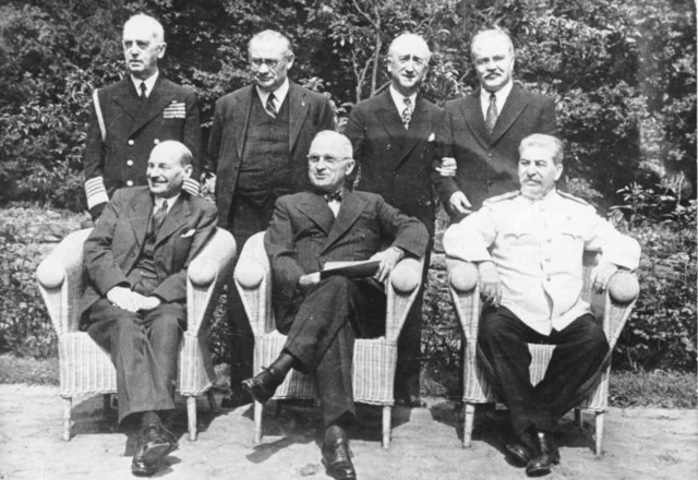 Conferencia de Yalta y Potsdam con líderes aliados.
