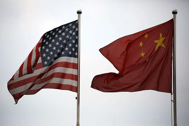 Tensiones con China en temas comerciales y tecnológicos.