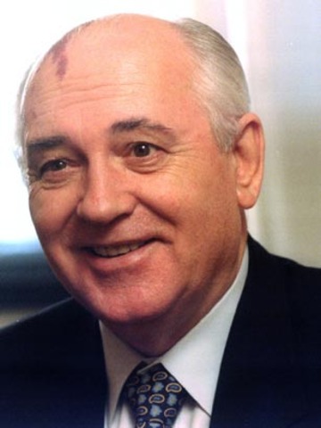 Gorbachev and Reagen talk about nuclear weapons treaty