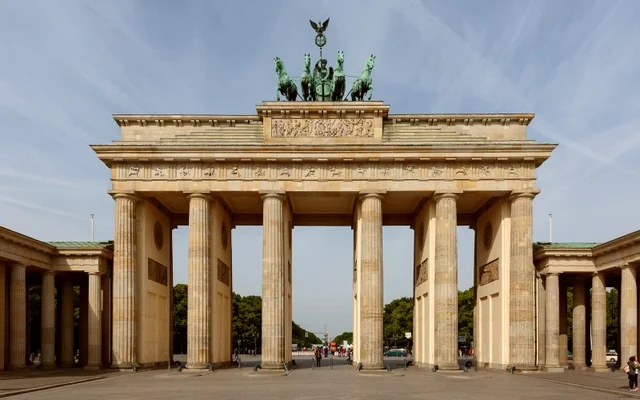 Lagans, Puerta de Brandenburgo