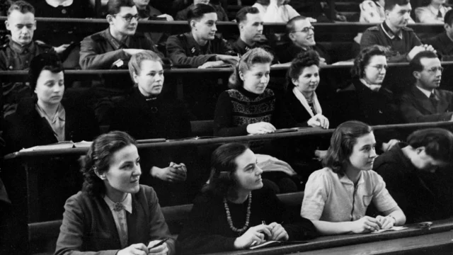 Frauen bekommen das Recht, als Gasthörerinnen zu studieren