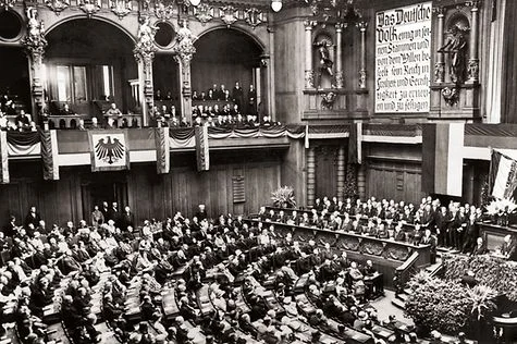 Die Weimarer Verfassung und die erste Parlamentswahlen