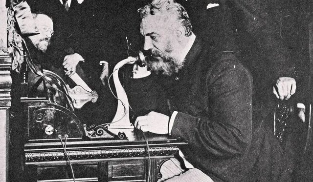 Alexander Graham Bell erfindet das Telefon
