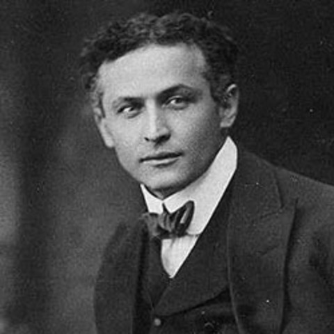 Houdini Escapes From 400 LBS of Chains and Padlocks