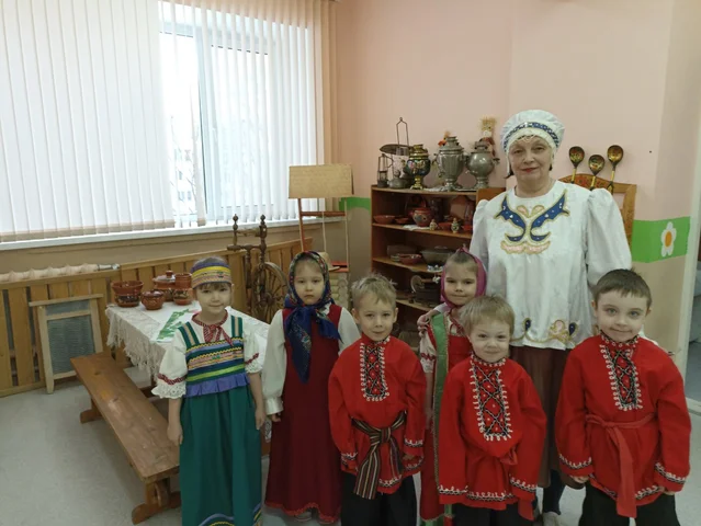 В музейном уголке русского быта  ДОО "Горница"