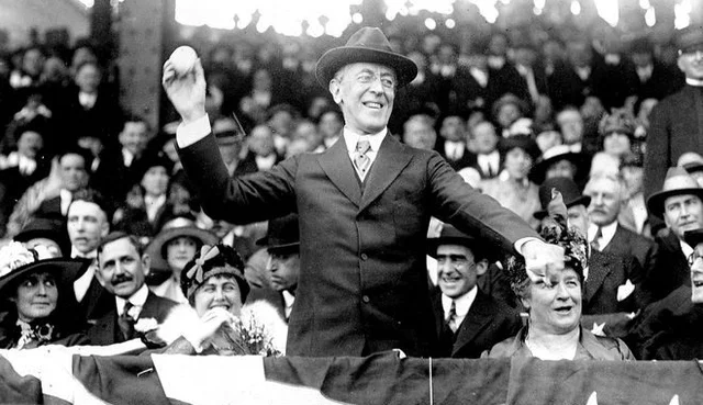 Wilson presenta al Congreso de los EEUU sus 14 puntos.