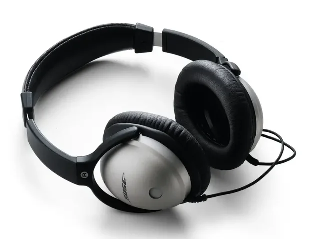 Noise cancelling headphones