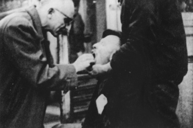 nazi's force jews to hand over all gold and silver items