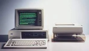 Se comercializa la primera computadora personal bajo la marca IBM
