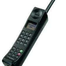 Motorola crea el primer móvil digital portátil.