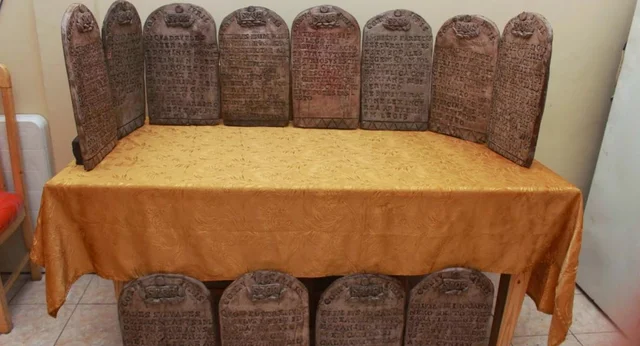 Aparición de la Ley de las XII Tablas, el primer código escrito del derecho romano.