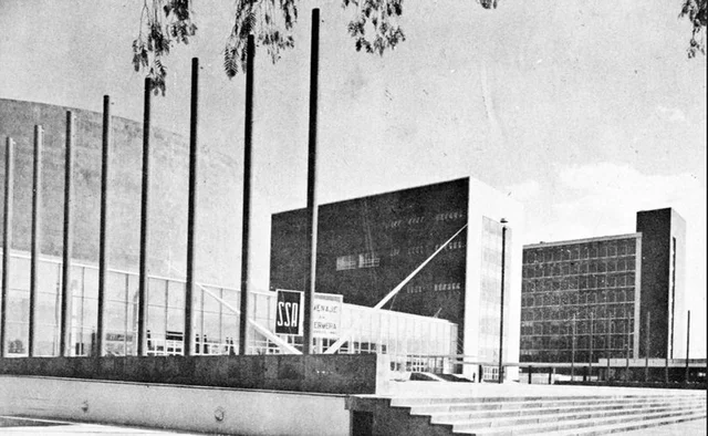 Se inaugura el Centro Médico Nacional.