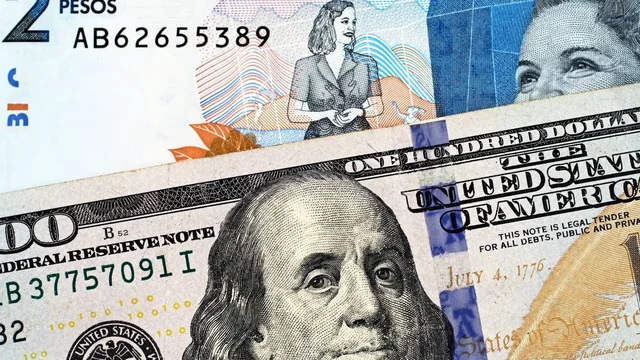 El peso colombiano se revaluó significativamente frente al dólar estadounidense