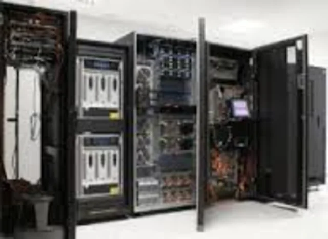 Se introduce el termino mainframes. Computadoras encerradas en cuartos