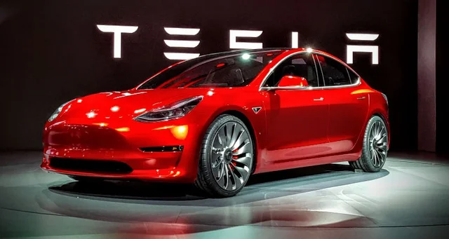 Lanzamiento de Tesla Model S, el primer automóvil eléctrico de larga autonomía