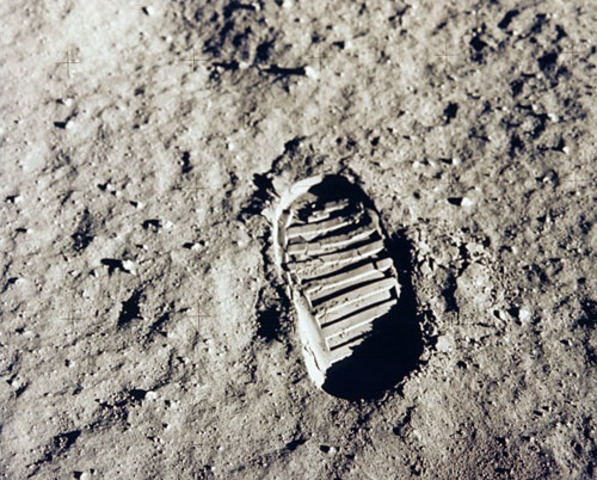 Man takes first steps on the Moon