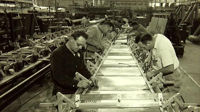 Negli Stati Uniti Henry Ford introduce la catena di montaggio