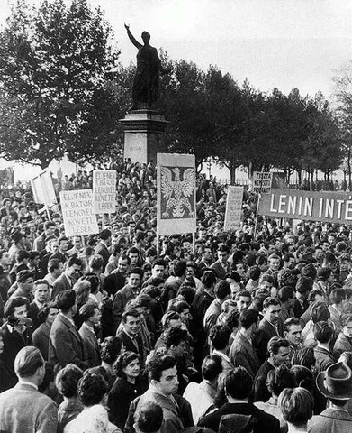 Demonstration began at Petőfi statue (and Bem square)