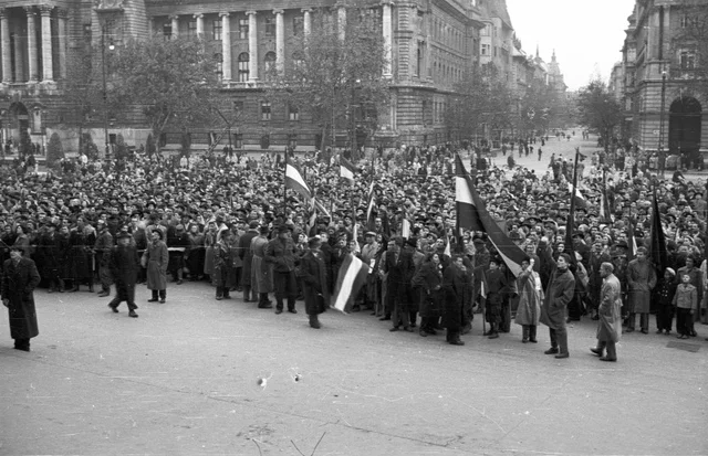 Crowd of 200.000 marched to Kossuth square