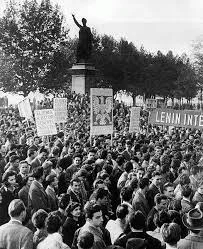 Demonstrators at Petőfi-statue, Bem square