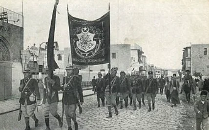 El Imperio otomano entra en guerra al alinearse con las Potencias Centrales.