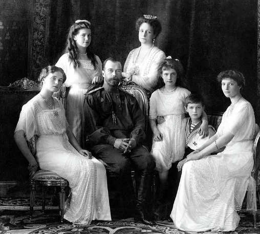 En Rusia el zar Nicolás II es derrocado. Se establece un Gobierno provisional en Rusia que obtiene el reconocimiento de los aliados.