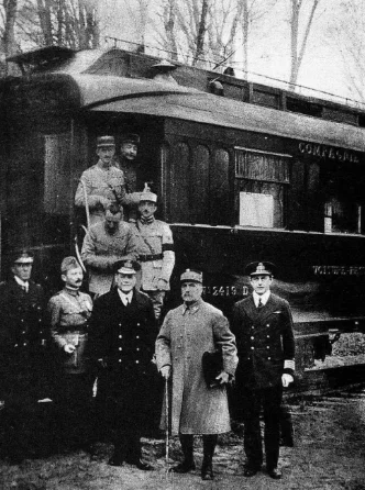 Firma del armisticio de Compiègne, que pone fin a la guerra en Europa. La revolución se extiende por el continente y nacen nuevos democráticos