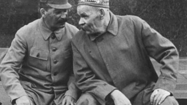 Lenin fa ritorno dall'esilio in Svizzera e proclama "Le tesi d'aprile".