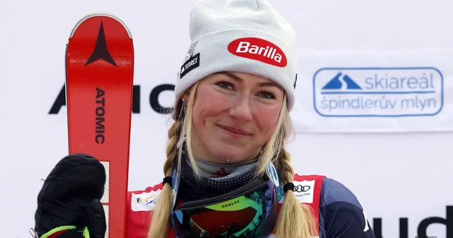 Mikaela Shiffrin gewinnt ihre erste Skimeisterschaft.