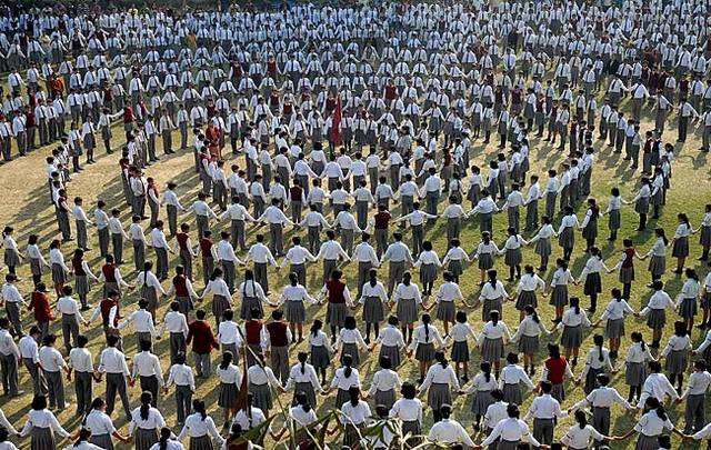 1million taiwanese form a 500km human chain in honourof 228