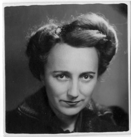 Nace en Rochefort-sur-Mer, la escritora francesa Dominique Aury